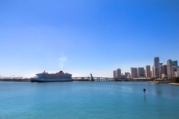 Miami liman adasında lüks bir gemi gezisi manzarası