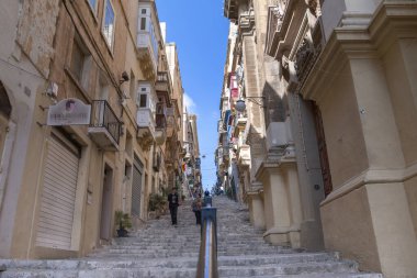 La Valetta Caddeleri, Malta 'nın diğer şehirlerinden daha çok Avrupa mimarisine benzer.