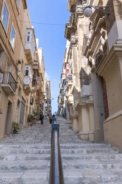 La Valetta Caddeleri, Malta 'nın diğer şehirlerinden daha çok Avrupa mimarisine benzer.