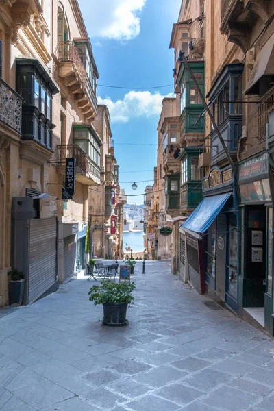 Spacerując Ulicami Valetta Można Zobaczyć Morze Śródziemne Horyzoncie — Zdjęcie stockowe