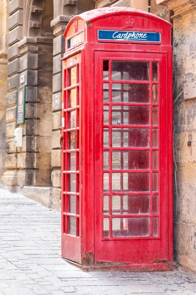 Eski telefon kulübesi, modernliğe adapte olmuş.