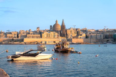Sliema limanının yanındaki Malta körfezinde yelken açıyor.