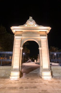 Valetta 'nın girişinin yanındaki yeni Floriana parkında gezinti.