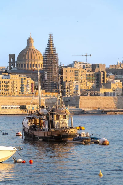 Sliema limanının yanındaki Malta körfezinde yelken açıyor.