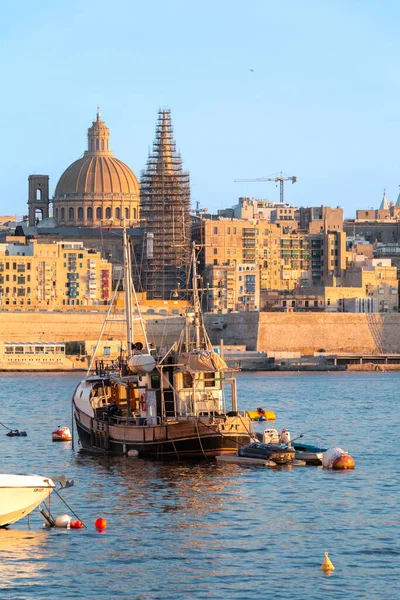 Navega Por Bahía Malta Junto Puerto Sliema —  Fotos de Stock