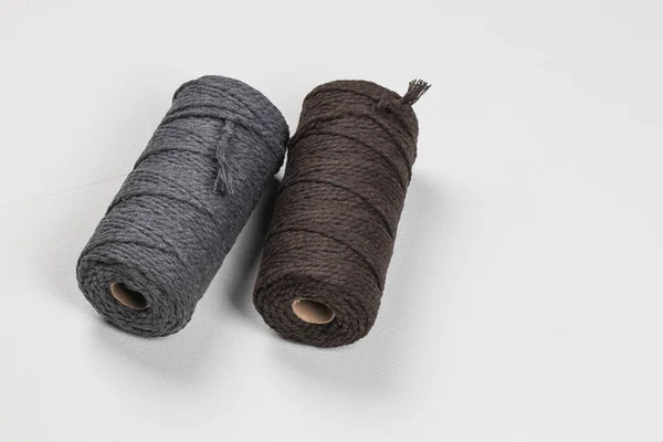 Farklı renklerde iki pamuk makarası. El işi..