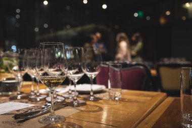 Restoranda şarap gecesi.