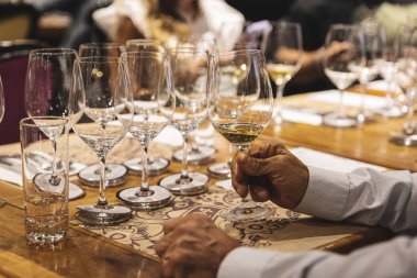 Bir bardak beyaz şarap