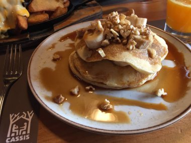 Bir tabak ballı krep.