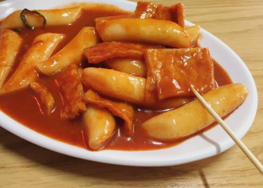 tteokbokki popüler bir Kore atıştırmalığı.