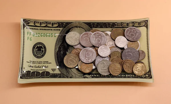 Русские Монеты Стеклянной Пластине Изображением Сотни Долларов Деньги Российской Федерации — стоковое фото