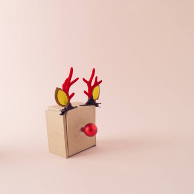 Geyik boynuzları ve kırmızı burunlu karton kutu. Yeni yıl havası..