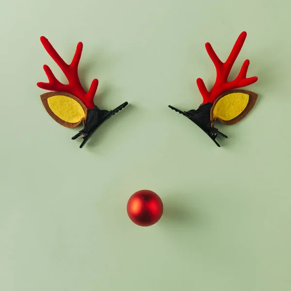Κέρατα Ταράνδων Κόκκινη Μύτη Πράσινο Φόντο Διάθεση Της Πρωτοχρονιάς Ελεύθερος — Φωτογραφία Αρχείου