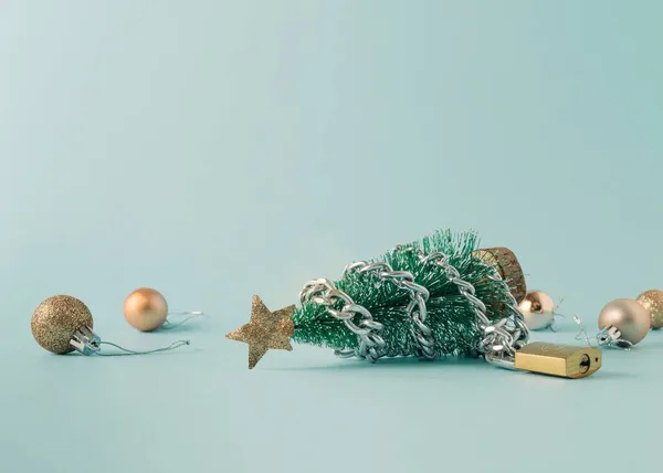 Διάταξη Χριστουγεννιάτικο Δέντρο Αλυσίδα Και Λουκέτο Και Μπάλες Χριστουγέννων Μπλε — Φωτογραφία Αρχείου