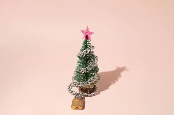 Διάταξη Χριστουγεννιάτικο Δέντρο Αλυσίδα Και Λουκέτο Ροζ Φόντο New Year — Φωτογραφία Αρχείου
