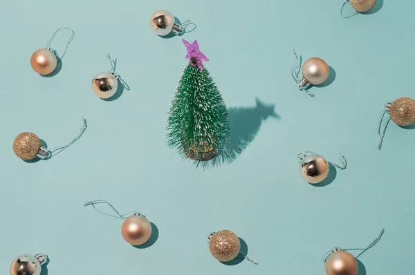 Διάταξη Χριστουγεννιάτικο Δέντρο Και Μπάλες Χριστουγέννων Μπλε Φόντο Νέο Έτος — Φωτογραφία Αρχείου