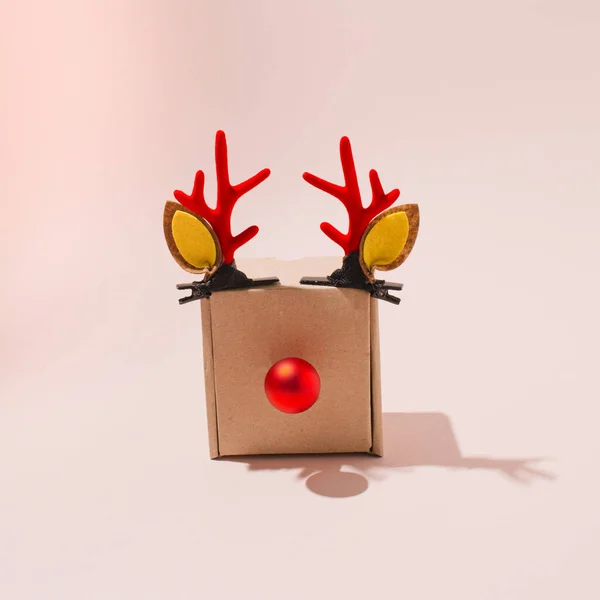 Χάρτινο Κουτί Κέρατα Ταράνδου Και Κόκκινη Μύτη Διάθεση Της Πρωτοχρονιάς — Φωτογραφία Αρχείου