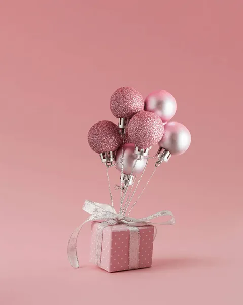 Nieuwjaarsballen Vastgebonden Als Ballonnen Trekken Een Geschenk Kerstconcept Pastel Roze — Stockfoto