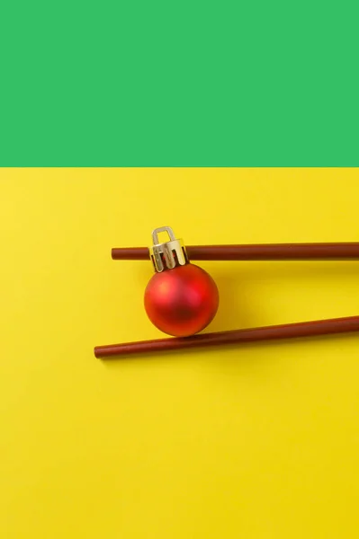Κινέζικη Πρωτοχρονιά Ξυλάκια Έχουν Μια Κόκκινη Χριστουγεννιάτικη Μπάλα Κίτρινο Και — Φωτογραφία Αρχείου