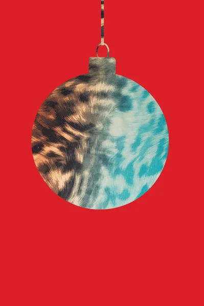 Σχήμα Μιας Χριστουγεννιάτικης Μπάλας Υφή Τίγρης Κόκκινο Φόντο — Φωτογραφία Αρχείου