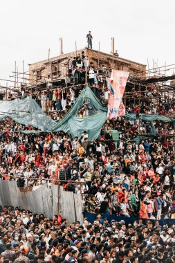 Katmandu, Nepal - Sep 9, 2022: Indra Jatra, Katmandu 'daki Newar topluluklarının ana festivallerinden biridir. Bu festivalde yağmur ve hasat tanrısı Indra 'ya tapılıyor. Sekiz gün süren festival, ahşap bir direğin ereksiyonuyla başlıyor.