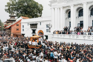 Katmandu, Nepal - Sep 9, 2022: Indra Jatra, Katmandu 'daki Newar topluluklarının ana festivallerinden biridir. Bu festivalde yağmur ve hasat tanrısı Indra 'ya tapılıyor. Sekiz gün süren festival, ahşap bir direğin ereksiyonuyla başlıyor.