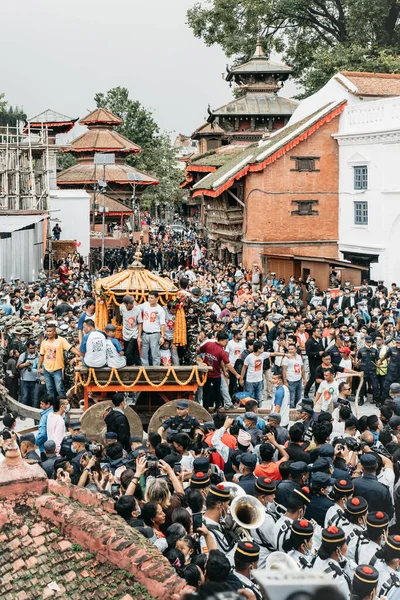 ネパールのカトマンズ 2022年9月9日 インドラ ジャトラは カトマンズの新しいコミュニティの主要な祭りの1つです この祭りでは 雨乞いや五穀豊穣の神様 インドラが祀られています 8日間の祭りは 木製の棒の勃起から始まります — ストック写真