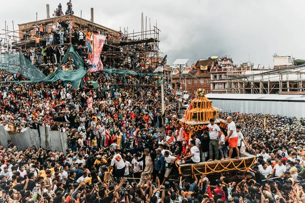 ネパールのカトマンズ 2022年9月9日 インドラ ジャトラは カトマンズの新しいコミュニティの主要な祭りの1つです この祭りでは 雨乞いや五穀豊穣の神様 インドラが祀られています 8日間の祭りは 木製の棒の勃起から始まります — ストック写真