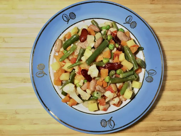 Bir tabakta vejetaryen ve sağlıklı beslenme tarzı