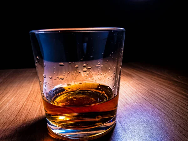 Tahta masada buzla iç.