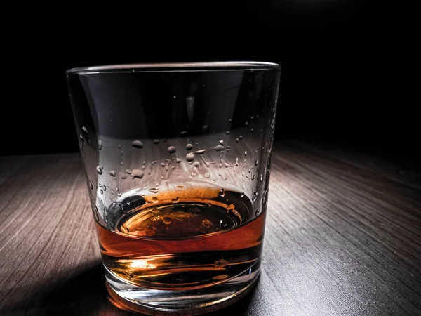 Tahta masada buzla iç.