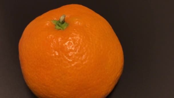 Neujahrs Mandarine Rotiert Auf Schwarzem Tisch — Stockvideo