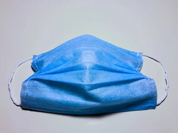 Beyaz arka planda tıbbi koruyucu maske, Coronavirus 'u önleme, wuhan virüsünün korunma faktörü, kırpma yolu ile...