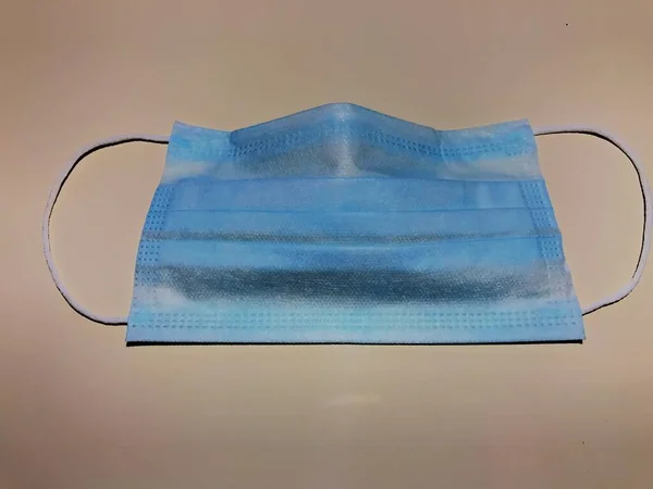 Beyaz arka planda tıbbi koruyucu maske, Coronavirus 'u önleme, wuhan virüsünün korunma faktörü, kırpma yolu ile...