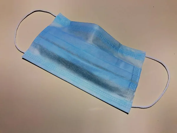 Beyaz arka planda tıbbi koruyucu maske, Coronavirus 'u önleme, wuhan virüsünün korunma faktörü, kırpma yolu ile...