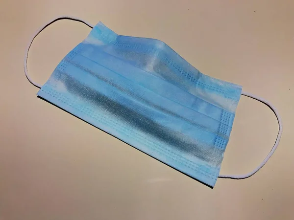 Beyaz arka planda tıbbi koruyucu maske, Coronavirus 'u önleme, wuhan virüsünün korunma faktörü, kırpma yolu ile...