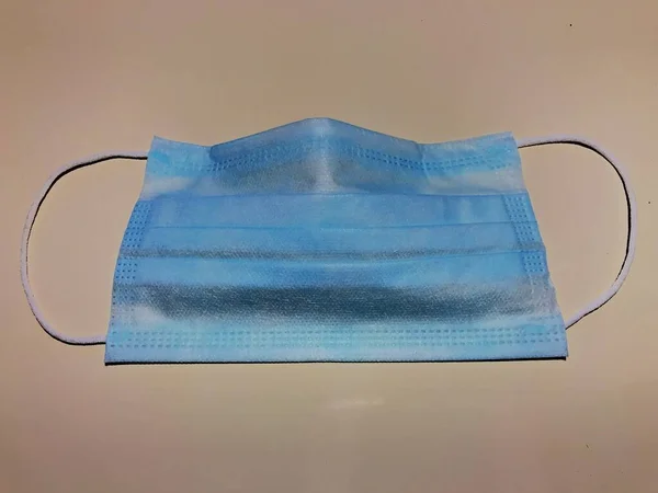 Beyaz arka planda tıbbi koruyucu maske, Coronavirus 'u önleme, wuhan virüsünün korunma faktörü, kırpma yolu ile...