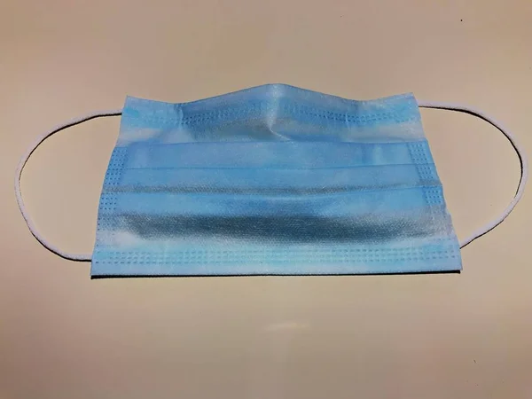 Beyaz arka planda tıbbi koruyucu maske, Coronavirus 'u önleme, wuhan virüsünün korunma faktörü, kırpma yolu ile...