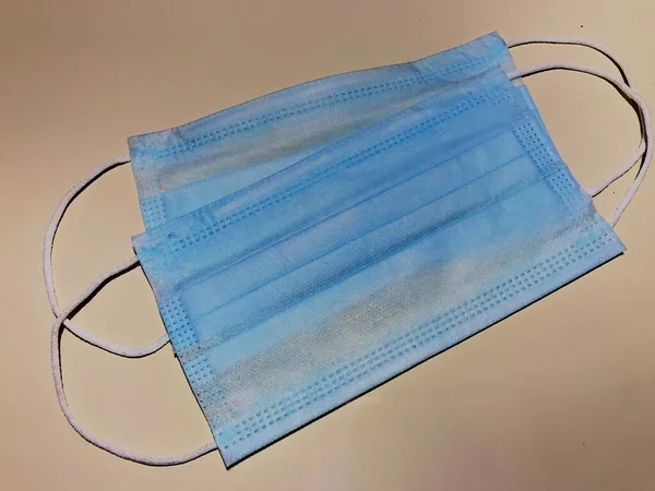 Beyaz arka planda tıbbi koruyucu maske, Coronavirus 'u önleme, wuhan virüsünün korunma faktörü, kırpma yolu ile...