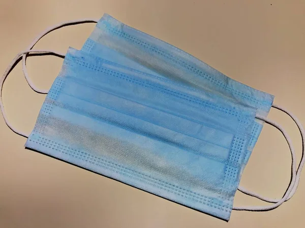 Beyaz arka planda tıbbi koruyucu maske, Coronavirus 'u önleme, wuhan virüsünün korunma faktörü, kırpma yolu ile...