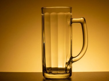 Güzel bir arka planda bira tankı