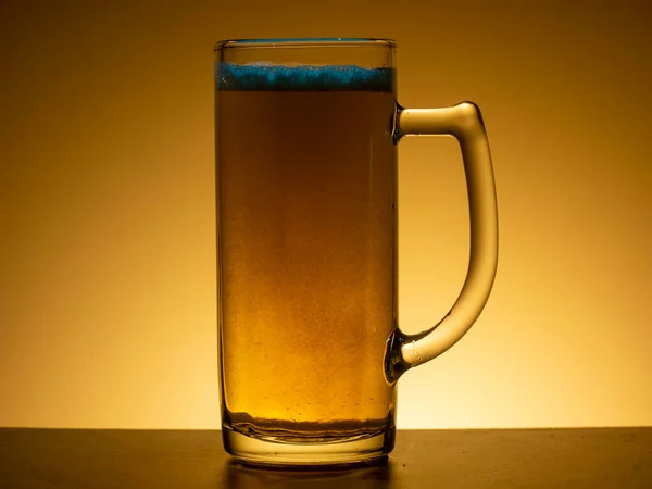 茶色の木製の背景にビールのジョッキ — ストック写真
