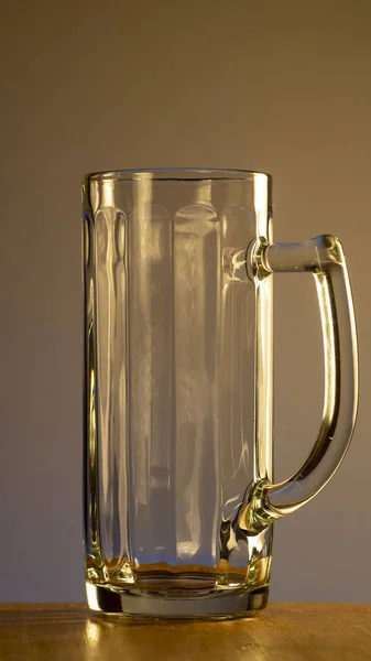 Güzel bir arka planda bira tankı