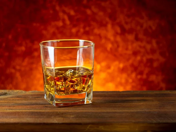 Ahşap bir masa üzerinde buzlu viski