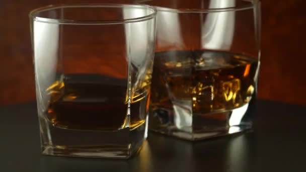 将威士忌倒入玻璃杯的慢动作镜头 — 图库视频影像