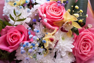 Güzel bir buket çiçek. Bayram ve tebrik kartı için pembe gül buketi.