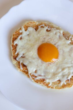 Kızartma tavasında Adjarian Khachapuri. Beyaz tabakta süzme peynir hamurlu düşük kalorili khachapuri. Düzgün beslenme. Basit kahvaltı.