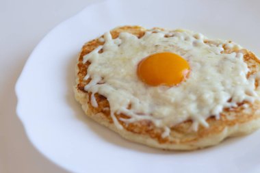 Kızartma tavasında Adjarian Khachapuri. Beyaz tabakta süzme peynir hamurlu düşük kalorili khachapuri. Düzgün beslenme. Basit kahvaltı.