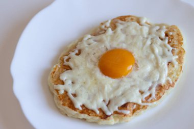 Kızartma tavasında Adjarian Khachapuri. Beyaz tabakta süzme peynir hamurlu düşük kalorili khachapuri. Düzgün beslenme. Basit bir kahvaltı. Yüksek kalite fotoğraf