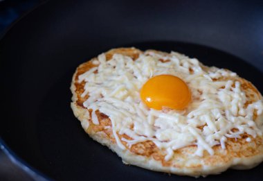 Kızartma tavasında Adjarian Khachapuri. Beyaz tabakta süzme peynir hamurlu düşük kalorili khachapuri. Düzgün beslenme. Basit kahvaltı.